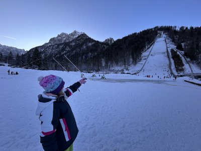 Mene pa niso nikoli peljali v Planico, saj si starsi niso morali privosciti tega. Ker imam hcerko staro 7let in z mano navija za nase skakalke in skakalce, bi si zelo zelela da ona to dozivi, jaz pa svoje otroske sanje.