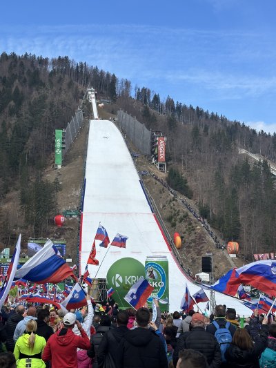 Spomin na  Planico 2024, ko je bilo v dolini pod Poncami zelo custveno. Od skokov se je namrec poslovil Peter Prevc