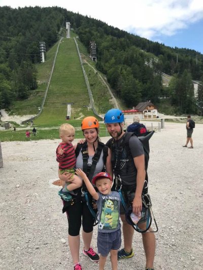 Pred leti sva s partnerjem sama na ziplinu izkusila polet iz vrha velikanke, nepozabno. Danes pa naš najmlajši uživa na najmanjši velikanki v Planici. :)
