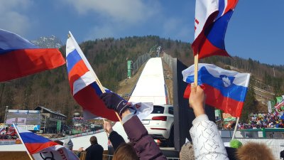 Moje prvo srečanje s skoki v Planici. Ko stojiš med tisoči ljudi, okoli tebe plapolajo zastave, vsi navijajo in dihajo kot eno, te ta občutek popolnoma prevzame. Enostavno začutiš neverjetno energijo množice in takrat si še posebej ponosen, da si Slovenec.