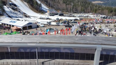 Že 15 let zapored s svojimi najboljšimi prijateljicami romamo v Planico na smučarske skoke. To ni več samo športni dogodek, to je naša tradicija in vikend, ki ga vsako leto nestrpno čakamo. Vsako leto imamo ogromno smeha, navijanja na ves glas in nepozabne trenutke, ko cela dolina diha skupaj s skakalci. Planica je za nas prostor prijateljstva, dobre energije in spominov, ki jih zbiramo že več kot desetletje.