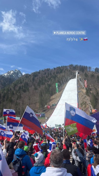 Zelo je bilo fino marca 2024, ko smo se s fantom in družino odpravili gledat skoke. Planica je tako magična, biser Slovenije, ki povezuje vse generacije in res je noro videti vse te skakalce v živo kako letijo po zmago. Hkrati je bil 2024 res čustven dogodek, saj je kariero zaključil Peter, a jo res najboljše možno nadaljuje Domen - tako da zaradi njih je Planica še čudovitejša. Z veseljem pridemo spremljat naše skakalce!
