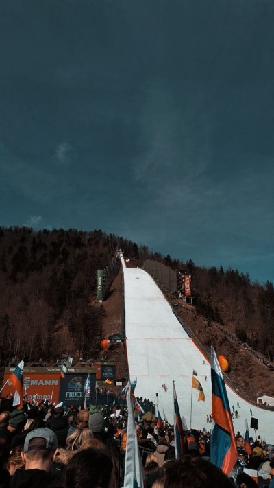 Spomnim se ekipne tekme pred leti na katero sem šel z očetom ter na kateri je zmagala slovenska ekipa ter nepozabnega vzdušja katero sem opazoval med tem kod sem sedelna ramenih očeta ter skupaj z njim navijal za njih. Po zmagi Slovencev pa se spomnim voznje nazaj skupaj z avtobusom na katerem se je Planiško vzdušje nadaljevalo vse do Kranjske gore