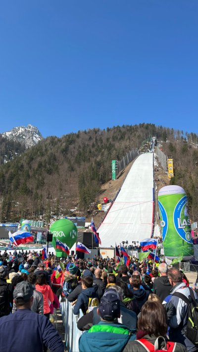 Poleti v Planici so tradicionalni, saj je res neverjetno v živo doživet, kako se skakalci po tej zares impozantni velikanki spustijo po zaletu in poletijo proti dolini kjer je mravljišče navijačev. Ti občutki ko jih v živo gledaš so zares neprecenljivi in jih mora vsak doživet. 