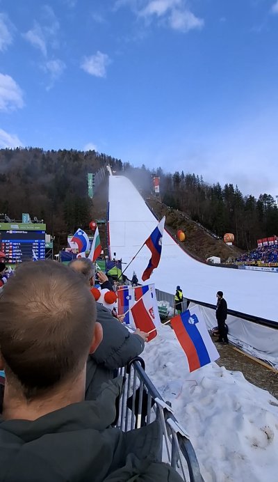V Planici sem doživel nekaj, kar presega besede. Bil je izjemen spomin – trenutek, ko se ti naježi koža in veš, da si priča zgodovini. Ko je na vrhu letalnica bratov Gorišek stal Domen Prevc, je vse obstalo. Zalet, odriv, dolg polet … in nato svetovni rekord.V tistem hipu je Planica zadihala kot eno. Neizmerno. Ponosno. Srčno. To ni bil le športni dosežek. Bil je navdihujoč dokaz, da se z vztrajnostjo in pogumom lahko dotakneš neba. Spomin, ki bo ostal nepozaben – zapisan v srce in ne le v metre.