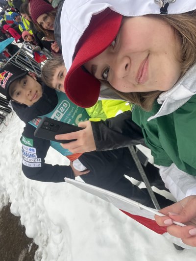 Odlicen dogodek, mislim da lepo povezuje ljudi in sport. Tukaj lahko dokazemo da znamo stopit skupaj in podpirat skakalce. 