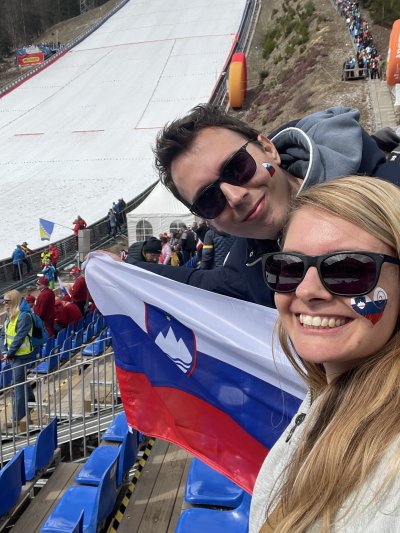 Ko sva prvič šla gledat skoke v Planico, se nama je zdelo, kot da gledava televizijo. Kar nisva mogla verjet, da se to res dogaja! Mimo naju zares letijo ljudje na smučeh, pa to je noro! Kar nekajkrat sva se morala uščipnit. Nepozabna izkušnja.