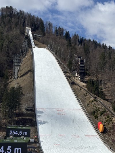 Večkrat sem že bila v Planici, vendar najbolj nepozabna ostaja lanska nedeljska tekma kjer se je svetovni rekord vrnil na slovensko skakalnico, postavil pa ga je Slovenec. Vzdušje je bilo res vrhunsko, vendar mislim, da bo letos še bolj noro in emocionalno zaradi vseh uspehov, ki so jih naši skakalci in skakalke nanizale v letošnji sezoni. 