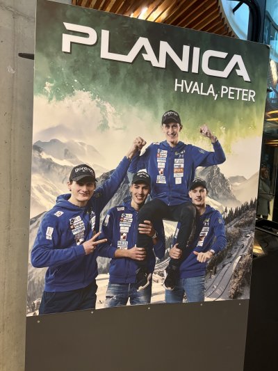 Nikoli še nisem bil na smučarskih skokih v Planici, smo si pa na poti na Hrvaško ogledali skakalnice. Neverjetno je bilo biti tam v živo, kjer se postavljajo svetovni rekordi in pišejo zgodbe. Že dolgo smo ljubitelji smučarskih skokov, še posebej družine Prevc, in bili bi navdušeni, če bi to lahko doživeli v živo v Planici!