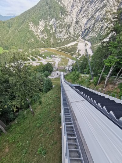 V letu 2020 smo prvič obiskali Planico. Sin, ki je bil takrat star dve leti in pol, je uspel sam prehoditi vse stopnice čisto do vrha in nazaj 