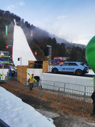 Planica 2025 mi bo za vedno ostala v spominu. Ko sem prišla v dolino pod Poncami, sem takoj začutila neverjetno vzdušje. Povsod so bile slovenske zastave, slišalo se je petje, trobente in glasno navijanje. Bilo je res posebno doživetje.Najbolj si bom zapomnila polet Domna Prevca, ko je postavil svetovni rekord. Ko se je spustil po naletu, sem zadrževala dih, potem pa je poletel neverjetno daleč. Ko je pristal, smo vsi začeli glasno navijati in ploskati.Na koncu je zmago dosegel Anže Lanišek, ki je imel odlične skoke. Bila sem zelo vesela, da sem lahko v živo doživela uspeh slovenskih skakalcev in nepozabno vzdušje v Planici.