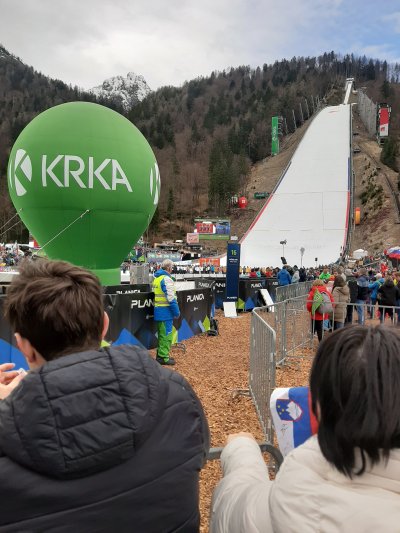 Marca 2025 smo bili v Planici na petkovi in sobotni tekmi, v nedeljo pa smo gledali v Kranjski gori v apartmaju po Tv. Ko je Domen Prevc skočil svetovni rekord 254,5 m pa smo leteli v Planico proslavit pod okriljem dveh krogov na letalnici, temno rjavega in rumenega - master kard.