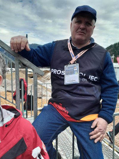 Lani sem se kot invalid udeležil dogodka v Planici. Ta izkušnja mi je veliko pomenila, saj sem kljub oviram lahko doživel izjemno športno vzdušje in energijo navijačev. Ponosn sem nase, da sem se dogodka udeležil in premagal moje strahove ali pomisleke. Dogodek mi je dal občutek vključenosti, povezanosti in pokazal, da so tudi takšni veliki športni dogodki lahko dostopni tudi nam.