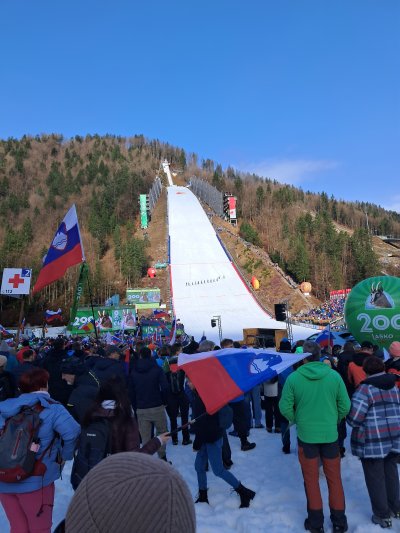 Nepozabni obcutki ob uspehih nasi skakalcev in tudi drugih skakalcev drzav, ki letijo proti dolini velikanke.