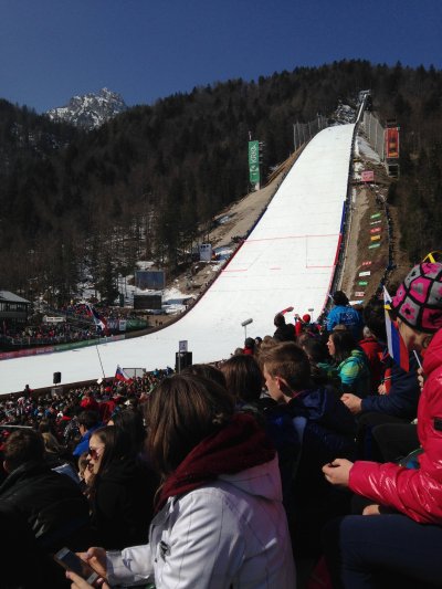 Jaz sem otrok Planice, saj je moj oče dolga leta delal v Planici in me je vedno vzel s seboj in poznala sem vse kotičke. Še danes dobim kurjo polt, ko zaslišim planiške fanfare.