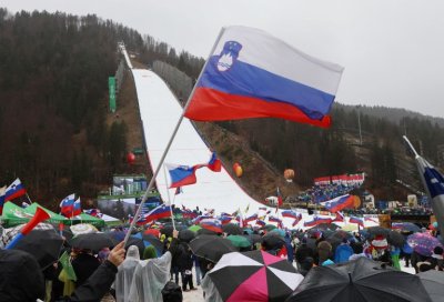 Veliko število slovenskih navijačev in naših zastav. Nepozaben dogodek. 
