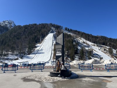 To je čudovita zgodba! Združuje nostalgijo tvojega otroštva ob starih skakalnicah z novo družinsko tradicijo in še obletnico povrhu. Takšni osebni zapisi imajo na nagradnih igrah, kot je #SharePlanica, največ možnosti, saj niso le suhoparni podatki, ampak nosijo čustva.