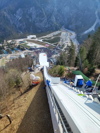 Izjemen razgled z vrha planice med serijama ekipne tekme. Tes lepo videti tekmo iz drugačne perspektive. 