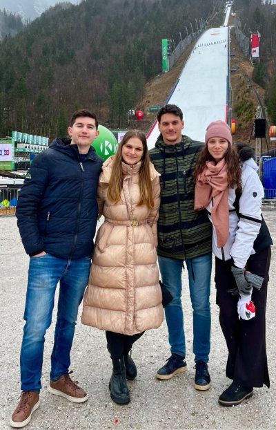 Lansko leto smo se odpravili v Planico s prijatelji. Kljub izredno slabemu vremenu, lilo je kot iz škafa, smo se tam še bolj povezali, uživali, plesali ib se imeli nepozabno lepo. Hvala Planica.