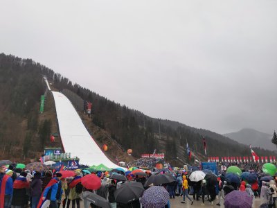 .. Spomnim se dneva v Planici , ko sem prvič v živo gledala smučarske polete. Zrak je bil hladen in svež, nad dolino pa so se dvigale mogočne gore, kot da čuvajo vsak skok. Ko sem stopila pod velikanko, Letalnico bratov Gorišek, sem začutila tisto posebno napetost, ki jo lahko ustvari le množica navijačev, zavita v zastave in nasmehe.