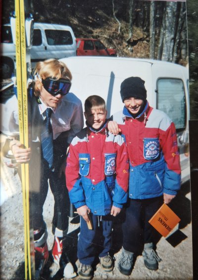 Bjørn Einar Romøren je v Planici na petkovi  tekmi leta 2006 skakal s kravato.Norvežan se je za to nenavadno potezo odločil v znak protesta proti Mednarodni smučarski zvezi (FIS), ki je po njegovem mnenju s strogimi pravili o dresih in opremi preveč omejevala skakalce. Romøren je takrat dejal, da je s tem želel pokazati, da so skakalci 