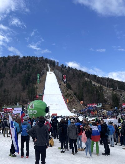 Planica! Najlepši kraj v Sloveniji, kjer smo vsi eno. Ob vsakem poletu nam za sekundo ustavi dih, a ko letalec varno pristane na tleh je to največ. Planica 2025, čakamo na razplet tekme in Domen Prevc skoči rekord Planica ustavi dih a se v naslednjem trenutku vse spremeni v največjo srečo in veselje. Vsi navijači ponorimo. Ko pa pride v poden še Anže Lanišek vemo da so SLOVENCI najboljši na svetu. Svetovni rekord je spet tam kjer mu je mesto in to je PLANICA! 
