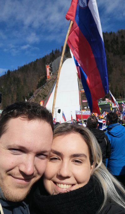 Moj najljubši spomin iz Planice je zaključek sezone 2015/16, ko je Peter Prevc prejel veliki kristalni globus in vse ostale pokale in nagrade. Tistega leta mi je na petkovi tekmi podaril svoj zmagovalni šopek, ki še danes, 10 let kasneje, posušen krasi mojo dnevno sobo.