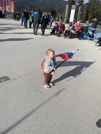 Naši spomini v Planici so izjemni. Več kot 20 let se vsako leto zapored vračamo na prizorišče in spremljamo vse tekme. Ker se nam je pridružil še najmlajši član, smo ga lansko leto ob prvem rojstnem dnevu vzeli zraven. Užival je kot še nikoli. Kako smo se imeli lahko razberete iz priloženih slik, kjer navija naš najmlajši član.