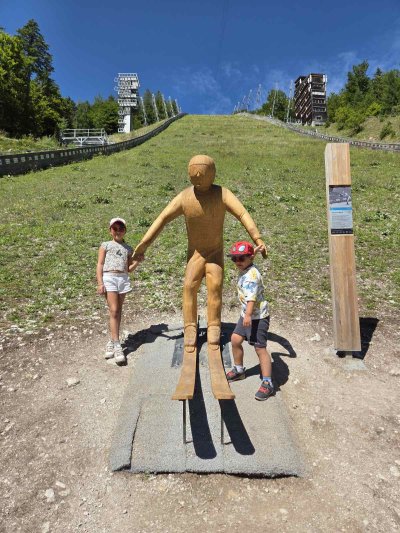 Nepozabno, ko sem pred leti peljal v Planico svojo najstarejso  vnukinjo, takrat staro pet let. Letos nameravam v Planico z najmlajso vnukinjo. Res nepozabno, kako se otroku ob poletih svetijom očke. Smo pa lani avgusta obiskali planico