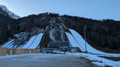 Oba sinova sta trenirala skoke, šli smo  v Planico , po tekmi smo šli peš na velikanko, na vzlerišče, oba sinova navdušena. 