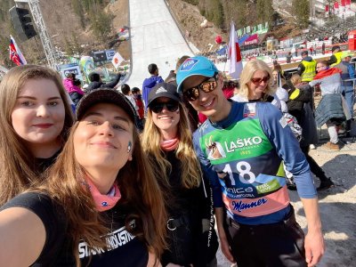 Moj najljubši trenutek v Planici je bil pred štirimi leti, ko je bilo vreme tako spomladansko. Po zadnji nedeljski tekmi smo se sprehajali do avtobusa za Kranjsko Goro, ko se je nenadoma od nikoder pojavil Kamil Stoch, ki se je odpravljal v svoj fan klub. Vzel si je trenutek, da se je pogovoril z nami, in smo mu neverjetno hvaležni. Ne bom lagal, letos gremo v Planico, da se poslovimo od njega, saj je to njegova zadnja sezona, Kamil pa je naš najljubši smučarski skakalec. Upam, da ga bomo letos spet srečali.