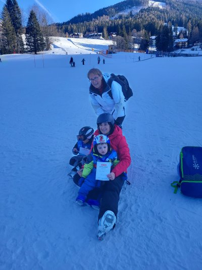 Navijala kot zmešana kot otrok in kasneje kot učiteljica.