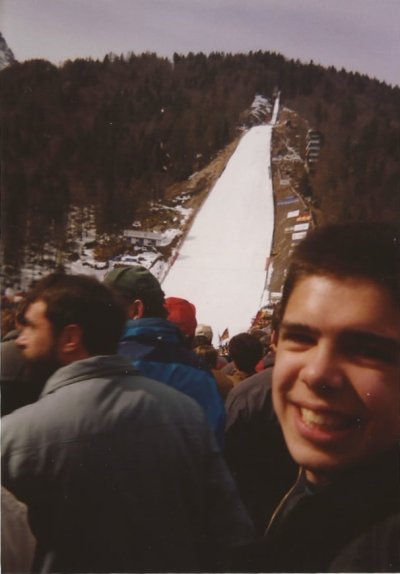 Kot mulc sem bil v Planici s starši in psičko. Spomnim se najprej razočaranja, kako malo se vidi skakalce v živo iz izteka. Nato sem užival v edinstveni izkušnji. S svojim prvim fotoaparatom sem v objektiv ujel tudi nekaj skakalcev. Psička ni dolgo zdržala pri miru v gneči, zato smo se vmes sprehodili. 