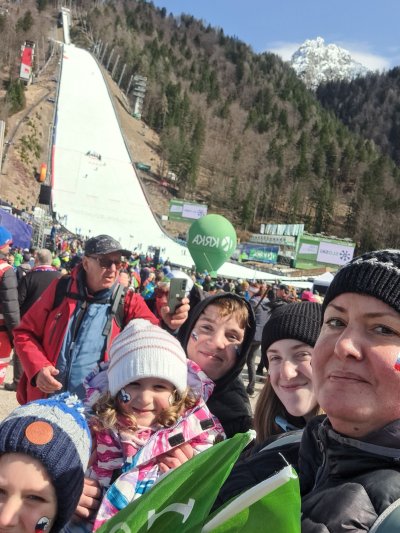 Nepozabna Planica 2025 :) ... Za tri od petih na sliki prvič doživetje ogleda planiških poletov v živo pod Poncami ter seveda nepozaben svetovni rekord Domna Prevca 254,5 m v živo :) .. v nestrpnem pričakovanju Planice 2026, mogoče z Mastercardom :) ...