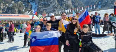 Pozdravljeni,Bil je zares lep , sončen dan, ko smo se pripeljali v dolino pod Poncami. Zastave so plapolale, zrak je dišal po kuhanem vinu in čaju, iz tribun pa je odmevalo glasno navijanje. Ko so se tekmovalci spuščali po zaletišču Letalnice bratov Gorišek, je vladala skoraj popolna tišina – le šumenje smuči po snegu in nato eksplozija navdušenja ob doskoku.Najbolj mi je ostalo v spominu,  trojna zmaga slovenskih skaklcev, zelo lepa kulisa z ogromno navijačev. Ljudje so skakali, se objemali, peli slovenske pesmi in mahali z zastavami. Ta dan ni bil le športni dogodek, ampak praznik ponosa, poguma in skupnosti. V Planici sem prvič zares začutil, kako šport poveže ljudi – popolne neznance, ki si delijo isto veselje ob enem samem poletu. Spomin na tekmo v smučarskih skokih v Planici mi bo za vedno ostal v srcu.lep pozdrav Matej