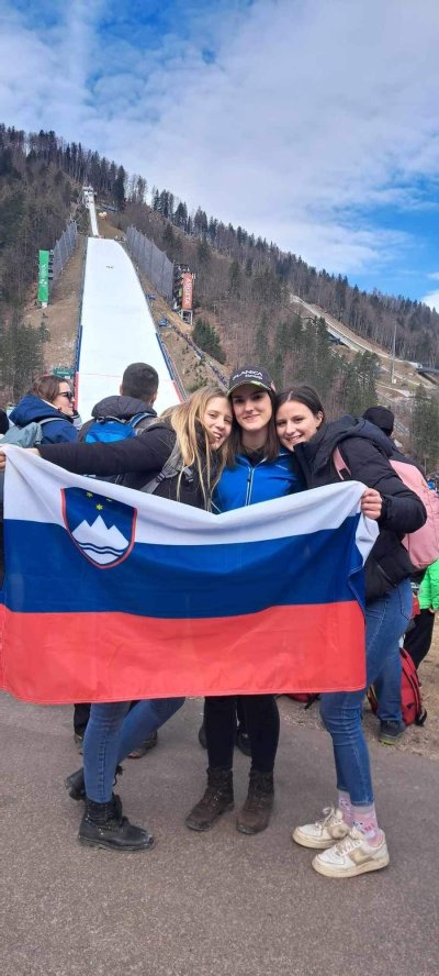 Moj spomin iz Planica Nordic Centre je zelo lep. Na tekmo smučarskih poletov sem šla s prijatelji. Bilo je veliko ljudi, vsi so navijali in mahali z zastavami. Vsi smo bili navdušeni, se smejali in uživali v vzdušju. To je bil dan, ki ga ne bom nikoli pozabila. ⛷️????