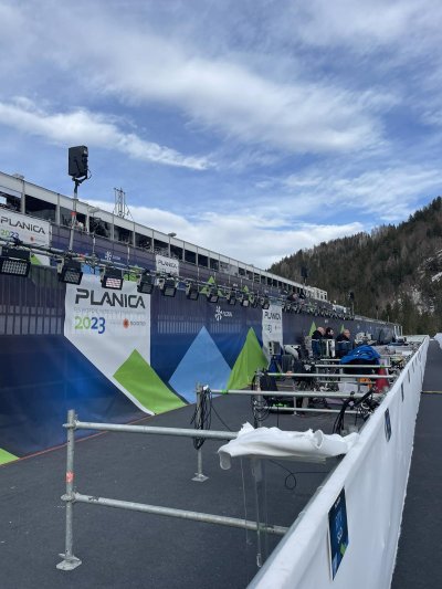 Hčerka Hana je bila prostovoljka v Planici 2024 na Svetovnem prvenstvu in smo si ogledali skoke in teke