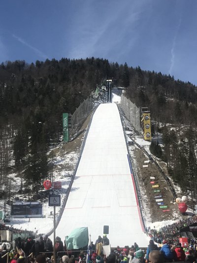 Vsako leto je za cas planice v zraku poleg nasih letelcev tudi posebna energija. Letos se v Planico za podaljsan vikend nasa druzba odpravlja ze 16 leto zapored. Vikend presezkov. Neprecenljivo. Gremo Slovenke in Slovenci 