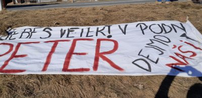 Odkar sta me stari oče in stara mama nekje okrog leta 1982 ali 1983 prvič s fičkotom peljela v PLANICO, vsako leto komaj čakam konec marca.Sedeli smo ob doskočišču na steroporju, nekje blizu 180 metrov. Snega je bilo veliko, sijalo je sonce in takrat sem prvič dobil v dar planiški špičasti klobuček s planiško značko za trakom.  To je moj najstarejši spomin na Planico. Seveda so pa vsako leto nove prigode od Planice do Tamarja in nazaj.LP Gregor