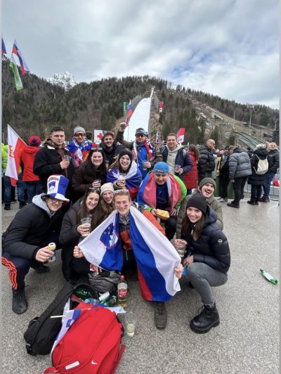 Vsako leto si z veliko zbrano družbo odpravimo v Planico gledat smučarske polete. To je za nas že prava tradicija, ki se je vedno zelo veselimo. Ko pridemo v dolino pod Poncami, je vzdušje neverjetno – povsod so zastave, glasba in navijanje.Najlepše pri vsem pa je, da se tam ne družimo samo med seboj, ampak tudi z navijači iz drugih držav. Skupaj navijamo, se pogovarjamo in si izmenjujemo zastave ali navijaške rekvizite. Čeprav prihajamo iz različnih držav, nas povezuje ista stvar – ljubezen do smučarskih poletov.Ko skakalci letijo po zraku na Letalnica bratov Gorišek, vsi skupaj zadržujemo dih in nato glasno zaploskamo ob dobrem poletu. Takšni trenutki ustvarijo posebno energijo, ki jo lahko doživiš samo v Planici.Zato so dnevi v Planici zame vedno nekaj posebnega – zaradi prijateljev, navijanja in novih poznanstev z ljudmi iz različnih držav. 