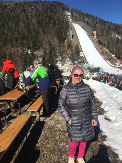 To je dozivetje , ko navijaš za naše , jer so najboljšiUživava z mojim možem , grem vsako leto , sem bila tudi ko je bilo slabo vreme , nikoli ne izpustim ogleda v živo , razen če pride bolezen .Lep pozdrav , komaj čakam letosnje Planice in poletov