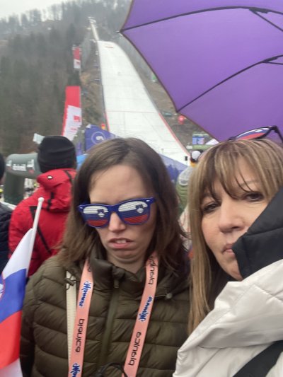 Planica je zame več kot le kraj – je občutek. ❄️Ko stojiš pod mogočno letalnico , začutiš posebno energijo. Tisti trenutek tišine pred skokom, potem pa let, ki za nekaj sekund ustavi čas. Množica diha kot eno, srce pa je polno ponosa in navdušenja. Takšni trenutki se ne pozabijo – ostanejo za vedno v srcu. ✨