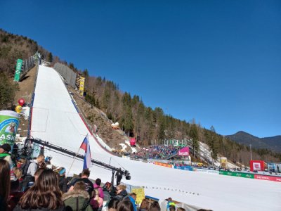 Moj prvi spomin na Planico je sindikalni izlet podjetja mojega očeta še v času bivše države. Zgodnje ustajanje in vožnja v avtobusu polnem delavcev iz proizvodnje.Vonj po sendvičih in žganih pijačah :)Ogled tekme in kot mali deček navdušeno opazovanje letalcev. Kasneje vožnja domov in utrujenost ko stopiš v topel avtobus in zaspiš do Ljubljane.Danes ni žal ne tega podjetja več ne sindikalnih izletov za manjši denar in tudi oče ni enakega zdravja.Spomini pa ostanejo in pridejo na dan vsako leto ob ogledu tekme po TV