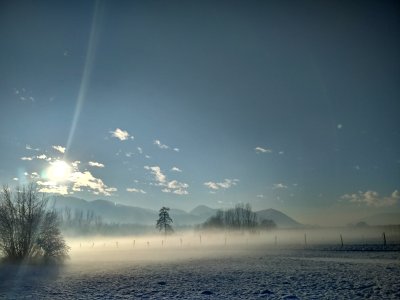 Bilo je pred veliko leti, še srednješolka sem bila v Planici in bilo je nepozabno doživetje, čudovito vreme in evforično vzdušje, kakršnega ne doživijo nikjer drugje. Fotografije nimam, ker nismo imeli mobilnih telefonov in tudi fotoaparatov. A vzdušje se vtisne za vedno in rada bi ga ponovila. 