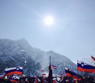 Leto 2016. Prvič bila v Planici na smučarskih skokih. Evforija, glasba, dobra energija in družba, top. 