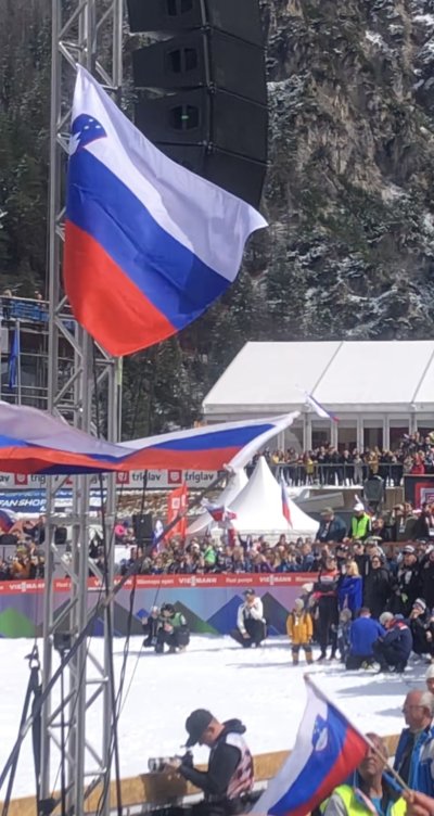 Slovo Petra Prevca. Že iz mladostniških let imam čudovite spomine na Planico, ko smo z družino velikokrat uživali v poletih, druženju in super vzdušju pod Poncami. Kasneje, malo starejši, smo se šele dobro zavedali kaj pomenijo uspehi Petra in njegovo slovo je bilo zares čudovit dogodek. Čustven, poln ponosa, pristen. 