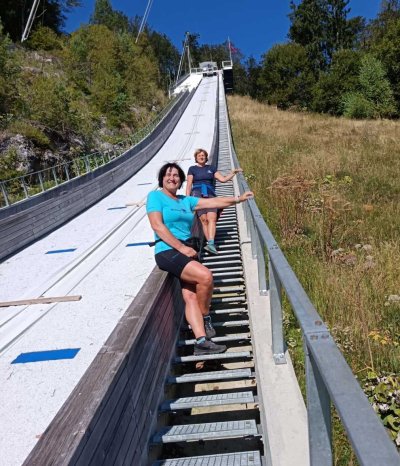 Ogled skakalnice v Planici s prijateljico Jožico na dogodku Gremo v hribe 31. avgusta 2024.