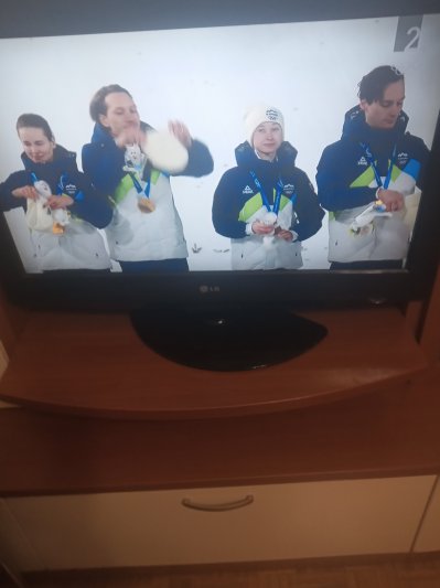 Pogosto sem bila v Planici ob zakljucku sezone v mesecu marcu. Nazadnje lansko leto v soboto oz.dan pred rekordom. Dezevalo je a je bilo lepo kot vedno saj je pomembno vzdusje,ki pa je v Planici vedno nepozabno za mene. Nisem vesca posiljanja fotografij oz. jih dam razviti in jih na telefonu brisem. Upam da bo kaj srece 