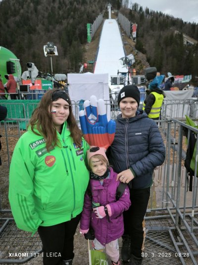 Pri nas je tradicija vsako let, družinski ogled poletov v Planici. Spomnim še še Roberta Kranjca, užitek  ga je bilo gledati kako leti....