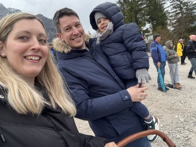 Lansko leto na svetovnem pokalu FIS v Planici, kjer je deževalo in snežilo, midva z možem s 3-letnikom in nekajmesečnikom, ki je spal v vozičku. Super vzdušje, kepanje, Manner napolitanke, odlični skoki!